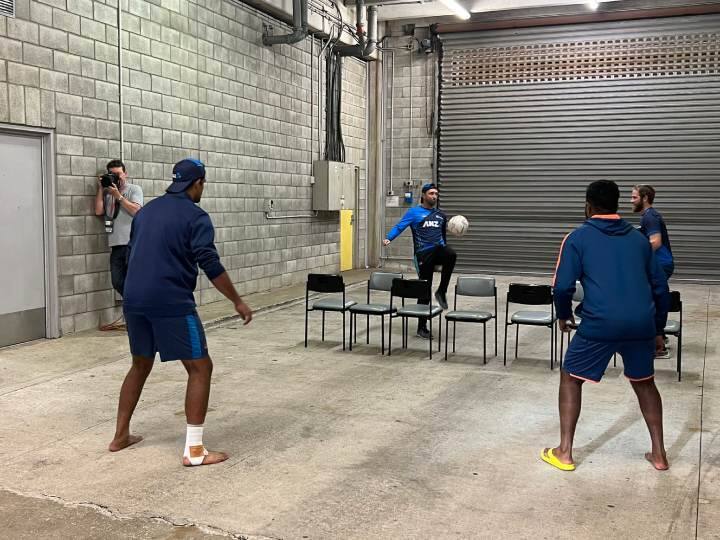 टीम इंडिया और न्यूजीलैंड के खिलाड़ी ब्रेक टाइम में फुटबॉल खेलते हुए नजर आए. भारतीय टीम का एक वीडियो बीसीसीआई ने ट्वीट किया है. इसमें खिलाड़ी खेलते हुए नजर आ रहे हैं. युजवेंद्र चहल काफी मस्ती के मूड में नजर आए.