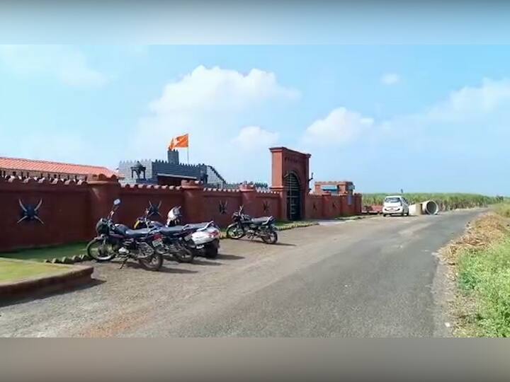 हे हॉटेल एका शिवप्रेमीचं आहे. आपला वारसा ,संस्कृती पुढील पिढीला समजावी म्हणून या शिवप्रेमीने उभारलेले 'येस राजवाडा' हे हॉटेल आहे.