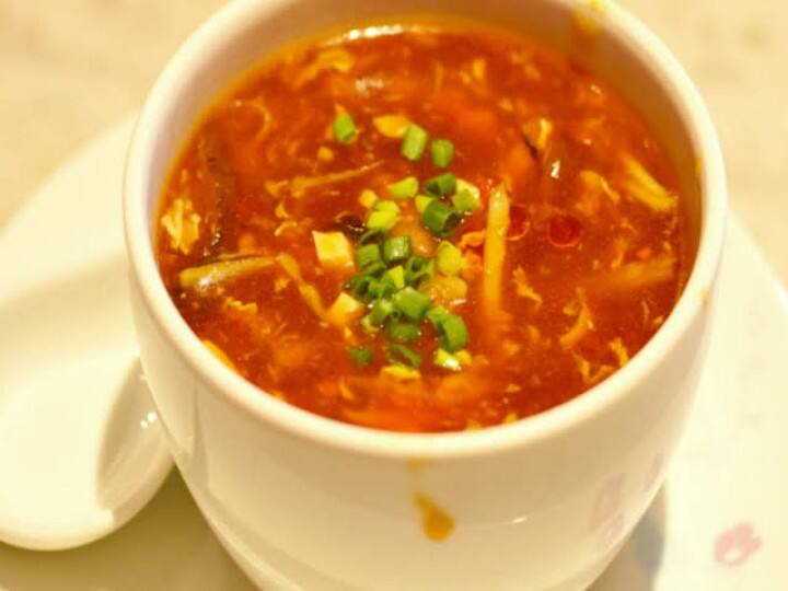 Hot And Sour Soup: सर्दी में गर्मी का एहसास दिलाएगा ये हॉट एंड सॉर सूप, घर पर बनाएं होटल जैसा सूप, ये है रेसिपी How to make Hot and Sour Soup, note down the Recipe Hot And Sour Soup: सर्दी में गर्मी का एहसास दिलाएगा ये हॉट एंड सॉर सूप, घर पर बनाएं होटल जैसा सूप, ये है रेसिपी
