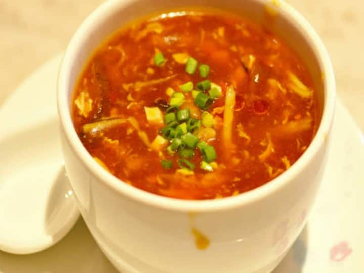 How to make Hot and Sour Soup, note down the Recipe Hot And Sour Soup: सर्दी में गर्मी का एहसास दिलाएगा ये हॉट एंड सॉर सूप, घर पर बनाएं होटल जैसा सूप, ये है रेसिपी