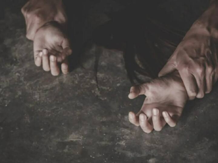 रिश्ते शर्मसारः यूपी की लड़की ने पिता, चाचा और दादा पर लगाया रेप का आरोप, पुणे में दर्ज कराई FIR UP girl alleges rape by father uncle and grandfather FIR registered in Pune रिश्ते शर्मसारः यूपी की लड़की ने पिता, चाचा और दादा पर लगाया रेप का आरोप, पुणे में दर्ज कराई FIR