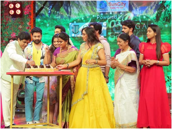 'శతమానంభవతి' సీరియల్ 500వ ఎపిసోడ్ వేడుకల్లో నటుల సందడి 'శతమానంభవతి' సీరియల్ 500వ ఎపిసోడ్ వేడుకల్లో నటుల సందడి