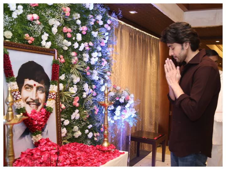 Mahesh Babu held a prayer meet for his father, Superstar Krishna, on Thursday. Family members, friends and many from Telugu film industry attended the meet.Take a look