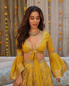 Sophie Choudry Photos: ముద్దబంతి పువ్వులా సోఫీ