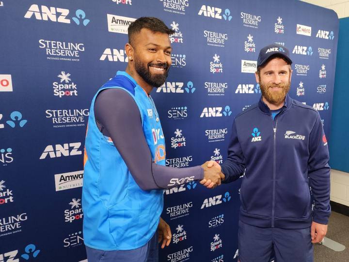 बारिश नहीं रुकने की वजह से मैच को आधिकारिक रूप से रद्द करने के लिए हार्दिक पांड्या और केन विलियमसन स्टेज पर पहुंचे. इन दोनों कप्तानोंने हाथ मिलाते हुए फोटो भी क्लिक करवाई.