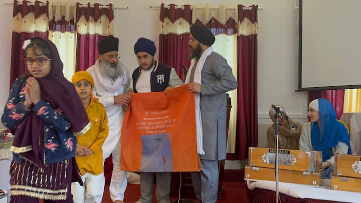 ਗੁਰੁਘਰ ਦੇ ਵਜ਼ੀਰ ਭਾਈ ਰਿਸ਼ੀਪਾਲ ਸਿੰਘ ਜੀ ਦੇ ਜੱਥੇ ਨੇ ਜਿੱਥੇ ਰਸ ਭਿਨਾ ਸ਼ਬਦ ਕੀਰਤਨ ਸੰਗਤਾ ਨੂੰ ਸਰਵਣ ਕਰਵਾਇਆ।