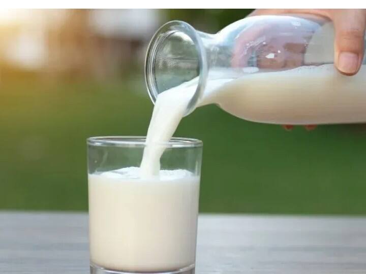 शास्त्र के अनुसार दूध का संबंध शुक्र ग्रह से है. शुक्र ग्रह यौन इच्छाओं का कारक माने गए हैं. शनि अध्यात्म बढ़ानेवाले हैं. शनिवार को दूध का सेवन करने से शनि देव नाराज होते हैं.