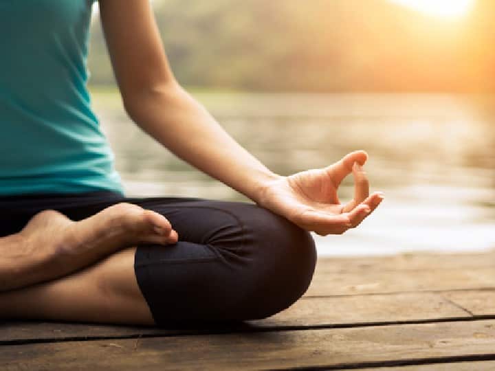 परिवार कल्याण और समाज के विकास के लिए एक स्त्री का स्वस्थ रहना बेहद जरूरी है. ये संभव है योग और प्राणायाम से, सुबह जल्द उठने के बाद थोड़ी देर व्यायाम जरूर करें. इससे मानसिक और शारीरिक स्थिति मजबूत होती है.