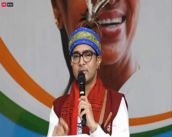 বৃহস্পতিবার গুয়াহাটি বিমানবন্দরে অভিষেককে স্বাগত জানান আসামের তৃণমূল কংগ্রেস সভাপতি।