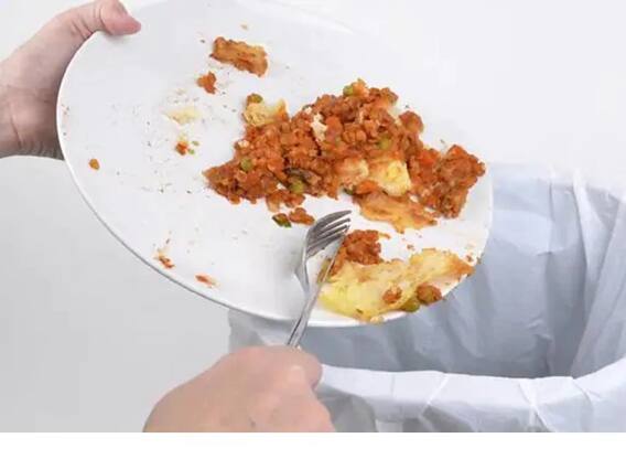 ઘણીવાર લોકો કામની ઉતાવળમાં સવારનો ખોરાક અધૂરો છોડી દે છે. આનાથી ખોરાકનો અનાદર થયો હોત. જ્યાં ભોજનનું સન્માન ન થાય ત્યાં દેવી લક્ષ્મી તે ઘરથી નારાજ થાય છે. પૈસા અને ખોરાકની હંમેશા અછત રહે છે.