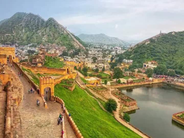 क्षेत्रफल की दृष्टि से भारत के सबसे बड़े राज्य की राजधानी जयपुर का आज स्थापना दिवस है. इस शहर को दुनिया में गुलाबी नगरी, कला नगरी, सांस्कृतिक राजधानी के नामों से भी जाना जाता है.