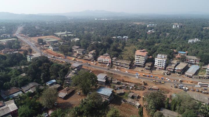 या गावातील रुंदीकरणात येणारी अनधिकृत बांधकामे हटवून रस्ता साफ करून कामाला सुरुवात करण्यात आली आहे. तेथील ड्रोन दृष्यांच्या माध्यमातून ही दृष्य टिपण्यात आली आहेत.