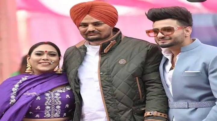 Afsana Khan Marriage Pics: ਅਫਸਾਨਾ ਖਾਨ ਨੇ ਸੋਸ਼ਲ ਮੀਡੀਆ ‘ਤੇ ਆਪਣੇ ਵਿਆਹ ਦੇ ਰਿਸੈਪਸ਼ਨ ਦੀਆਂ ਤਸਵੀਰਾਂ ਸ਼ੇਅਰ ਕੀਤੀਆਂ ਹਨ। ਜਿਨ੍ਹਾਂ ਵਿੱਚ ਉਹ ਤੇ ਉਸ ਦਾ ਪਤੀ ਸਾਜ਼ ਸਿੱਧੂ ਨਾਲ ਖੜੇ ਨਜ਼ਰ ਆ ਰਹੇ ਹਨ