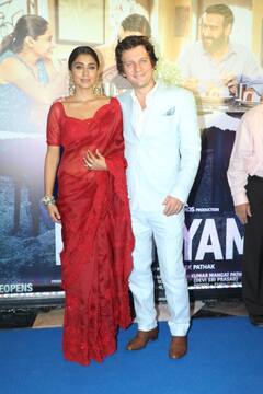 Drishyam 2 की स्क्रीनिंग पर पति संग रोमांटिक अंदाज में नजर आईं श्रिया सरन, Kiss करते तस्वीरें हो रही वायरल