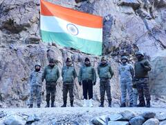 India-China Conflict: भारत चीन सीमा विवाद के बीच रक्षा सचिव ने तस्वीर खिंचवाई जहां सैनिकों ने की थी फतेह, देखें तस्वीरें