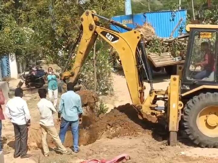 Nizamabad NRI Has Replanted The Huge Trees Removed From The Width of The Road at its own expense  Nizamabad News: ఆయన చెట్లు నాటిస్తారు- నిజమాబాద్‌లో ప్రసంశలు అందుకుంటున్న ఎన్‌ఆర్‌ఐ