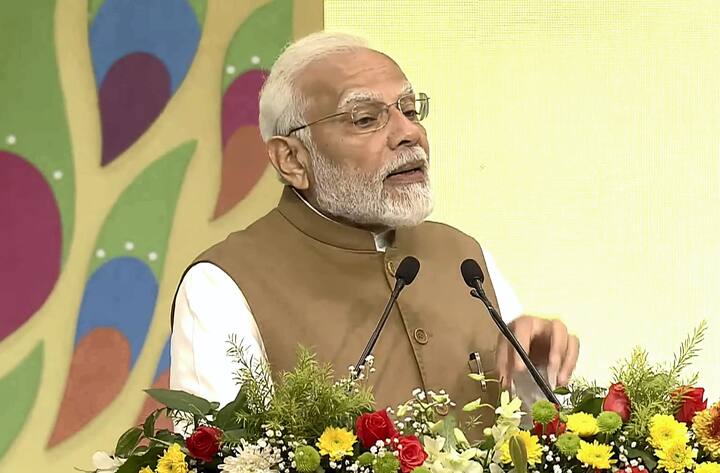 सर्व दहशतवादी हल्ल्यांवर प्रतिक्रिया देताना सारख्याच तीव्रतेने द्यायला हवी, त्यात आवड-निवड करु नये असं आवाहन पंतप्रधान नरेंद्र मोदी (PM Narendra Modi) यांनी केलंय. ते राजधानी नवी दिल्लीत 'दहशतवादाचा अर्थपुरवठा रोखा' (No Money for Terror) या विषयावरील एका परिषदेला संबोधित करत होते.