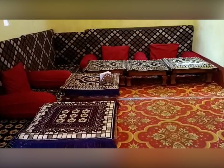 भोजनाच्या दालनात लोड तक्के असून जेवणाचे ताट चौरंगावर ठेवले जाते. अस्सल भारतीय बैठक असून मांसाहारी आणि शाकाहारी भोजनाचा आस्वाद घेता येतो.