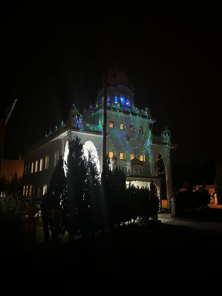 ਸਵੇਰੇ ਪਹਿਲਾਂ ਸੁਖਮਨੀ ਸਾਹਿਬ ਜੀ ਦੇ ਪਾਠ ਉਪਰੰਤ ਗੁਰੁ ਨਾਨਕ ਸਾਹਿਬ ਜੀ ਦੇ ਪ੍ਰਕਾਸ਼ ਉਤਸਵ ਦੇ ਸਬੰਧ ਵਿੱਚ ਰੱਖੇ ਸਹਿਜ ਪਾਠ ਸਾਹਿਬ ਦੇ ਭੋਗ ਪਾਏ ਗਏ।