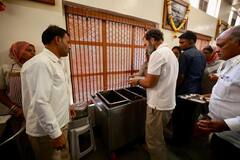 Bharat Jodo: शेगावातील सभेला तुफान गर्दी, सभेआधी राहुल गांधींनी रांगेत उभे राहत घेतला महाप्रसाद