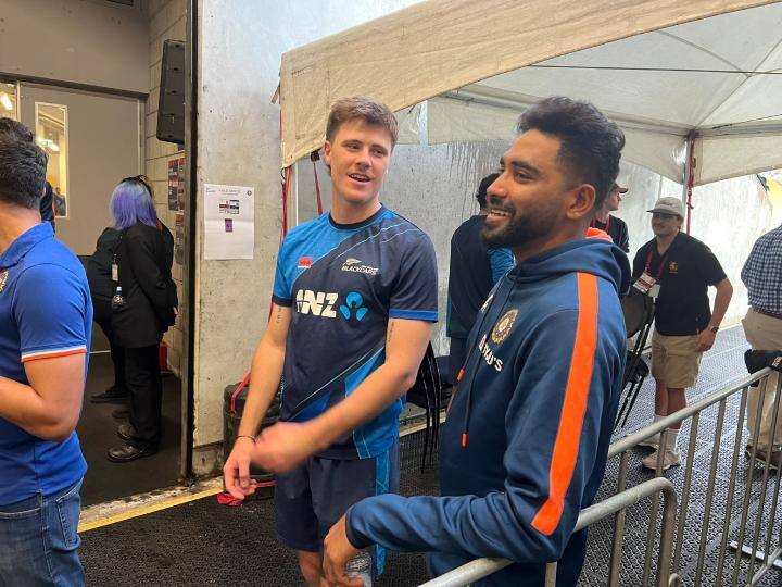 इस दौरान तेज गेंदबाज मोहम्मद सिराज भी नजर आए. विलिंग्टन में खेला जाना वाला मुकाबला बारिश की वजह से रद्द हो गया. इस वजह से सभी खिलाड़ी मैदान पर खेलते हुए नजर आए.