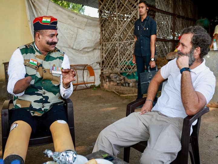 Nayak Deepchand: Congress leader Rahul Gandhi with Kargil War hero Naik Deepchand and other supporters during the party's 'Bharat Jodo Yatra', in Maharashtra's Buldhana district. Deepchand, a Haryana native, lost a hand and both legs during the Kargil War in 1999. (Image Source: PTI)