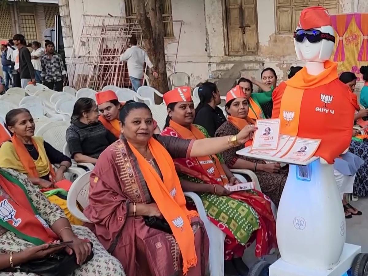 Digital Robot Campaign: இந்தியாவிலேயே இதுதான் முதல்முறை.. ரோபோட்டை பயன்படுத்தி வாக்கு சேகரித்த பாஜகவினர்..