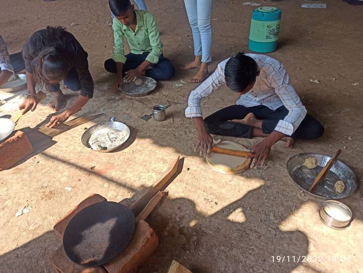 स्पर्धेत मुलांनी भाकरी आणि मुलींनी इलेक्ट्रिक वस्तु दुरुस्त केल्या.