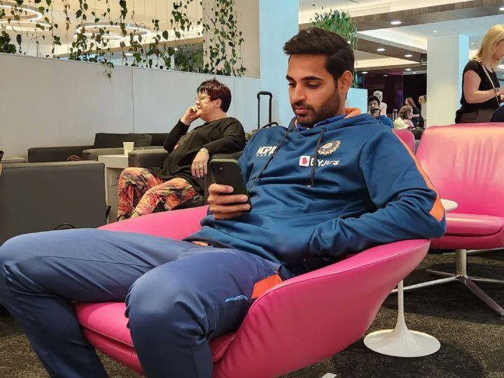 भुवनेश्वर कुमार अपने मोबाइल फोन में व्यस्त दिखे. वे आमतौर पर शांत ही दिखाई देते हैं. लेकिन पर गेंदबाजी के दौरान उनका अलग रूप दिखाई देता है.