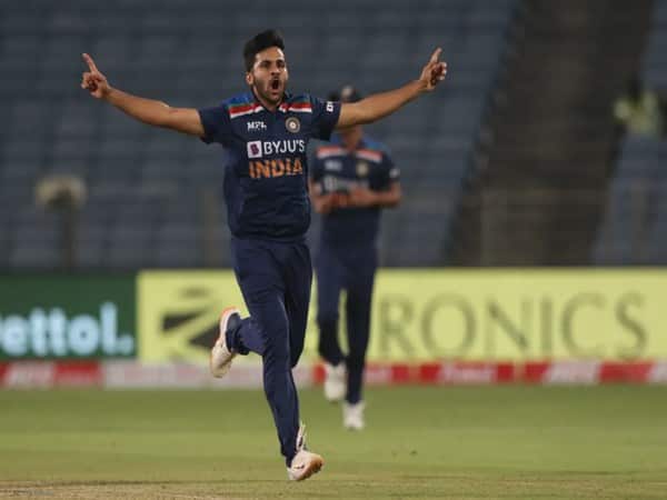 শার্দুল ঠাকুর ২০২০-২০২১ পর্যন্ত ৬ ম্যাচে ৮ উইকেট তুলে নিয়েছেন তারকা এই পেসার।