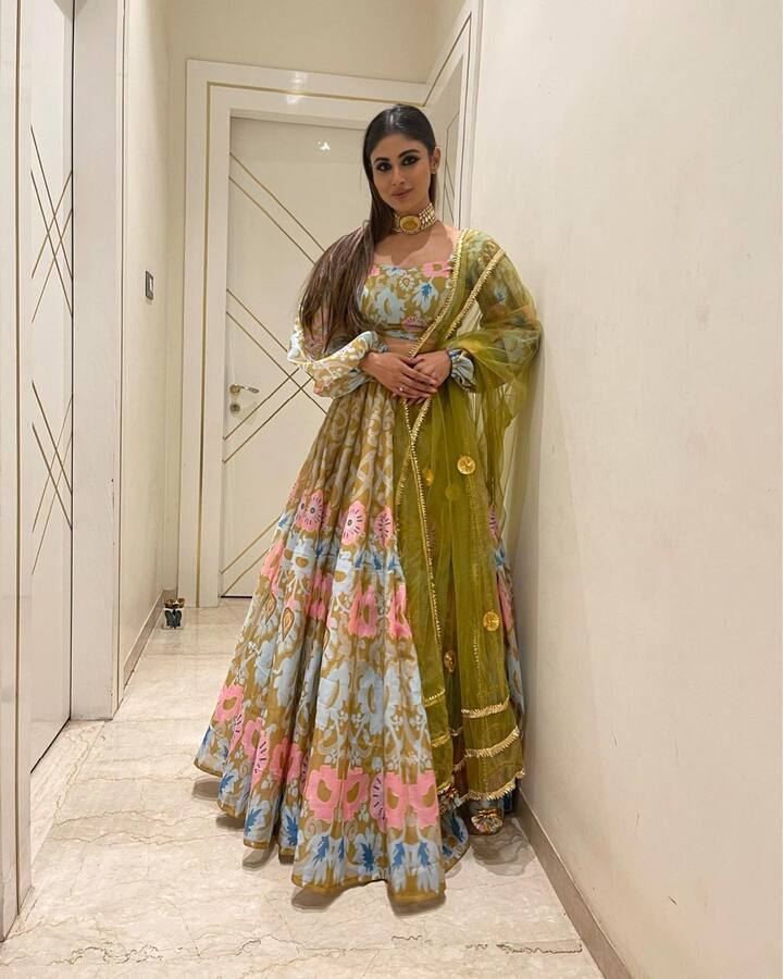 एक्ट्रेस का घऱ आपको व्हाइट थीम के साथ डेकोरेट किया हुआ नजर आएगा. घर के दरवाजे व्हाइट कलर के फर्नीचर से बने हैं.