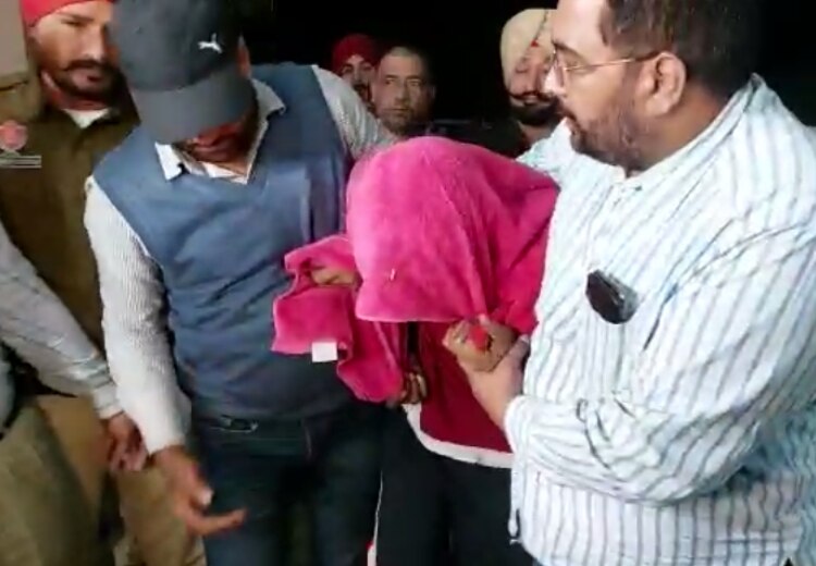 Punjab: पुलिस एनकाउंटर में दबोचा गया कत्ल-धोखाधड़ी और लूट का आरोपी, पैर में गोली लगने के बाद चल रहा इलाज