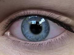 Dry Eyes Symptoms: क्या होती हैं Dry Eyes, इसके होने से आंखों में किस तरह की परेशानियां होती हैं शुरू