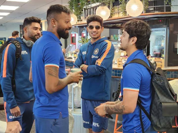 कप्तान हार्दिक पांड्या विकेटकीपर बैट्समैन ईशान किशन और शुभमन गिल के साथ नजर आए. इस दौरान तेज गेंदबाज मोहम्मद सिराज भी साथ खड़े दिखाई दिए.