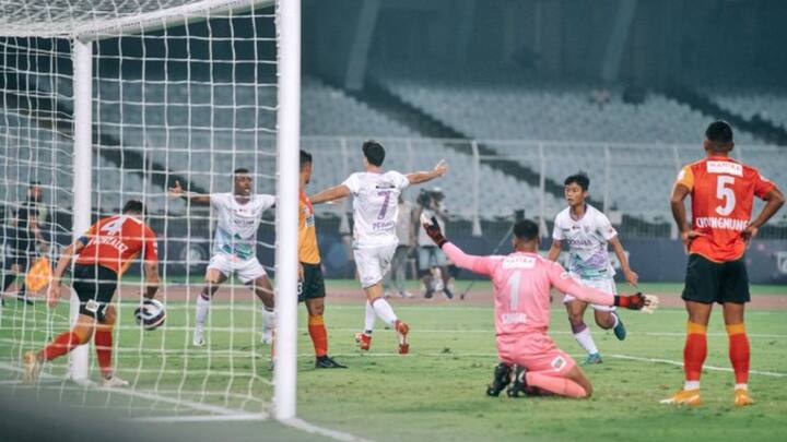 East Bengal: সেম্বোই ও জেরির গোলে প্রথমার্ধে এগিয়ে থাকলেও শেষমেশ ৪-২ গোলে পরাজিত হয়েই মাঠ ছাড়তে হল ইস্টবেঙ্গলকে।