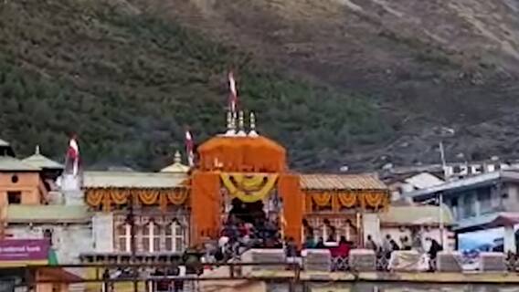 Badrinath Dham के कपाट बंद होने से पहले मंदिर को फूलों से सजाया गया, देखिए तस्वीरें
