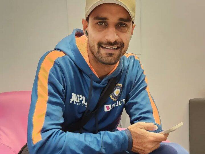 टीम इंडिया के ऑलराउंडर दीपक हुड्डा भी एयरपोर्ट पर नजर आए. वे बेहतरीन खिलाड़ी हैं. लेकिन अभी तक ज्यादा मैचों में खेलने का मौका नहीं मिला है.