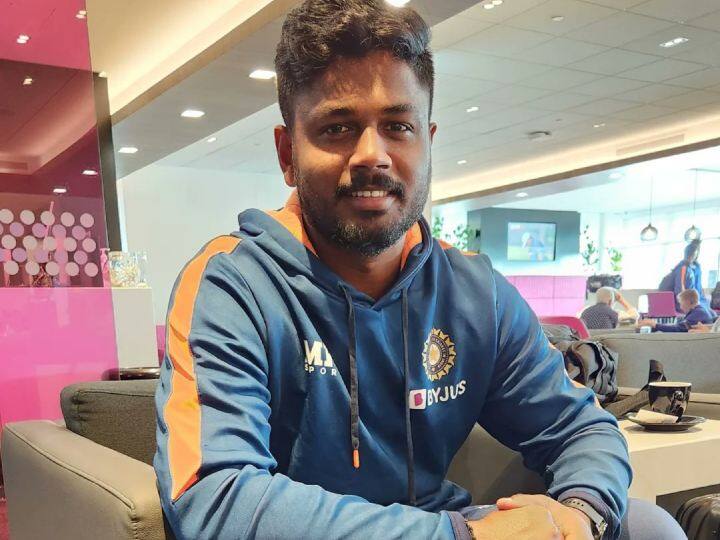 बैट्समैन संजू सैमसन एयरपोर्ट पर अनोखे अंदाज में नजर आए. वे साथी खिलाड़ियों से बातचीत कर रहे थे. इसी दौरान कई तस्वीरें क्लिक की गईं.