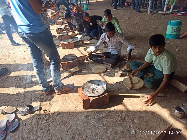 पुणे जिल्ह्यातील खेडमध्ये ही अनोखी स्पर्धा पार पडली.