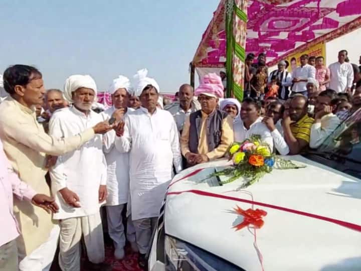 Rohtak Chidi Villagers gifted 2 crore rupees and a car to defeated sarpanch candidate ann चुनाव में हारे प्रत्याशी को लोगों ने दिया 2 करोड़ कैश और गाड़ी, रोहतक के गांव में हुआ अजीबोगरीब वाकया