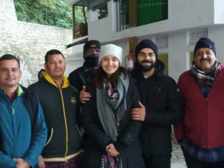 Virat Kohli Anushka Sharma Uttarakhand trip with daughter Vamika pics vira छुट्टियां बिताने बेटी संग उत्तराखंड पहुंचे Virat-Anushka, मंदिरों में टेका माथा, फैंस के साथ खिंचवाई तस्वीरें