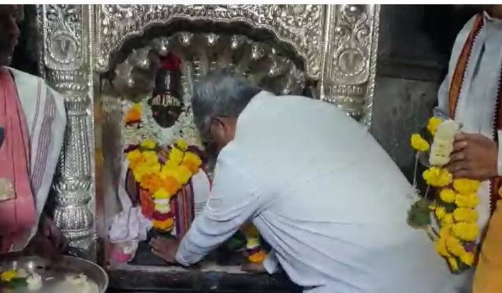 पुण्याचे पालकमंत्री चंद्रकांत पाटील यांनी संजीवन समाधी सोहळ्यानिमित्त आळंदीत माऊलींच्या समाधीचं दर्शन घेतलं.