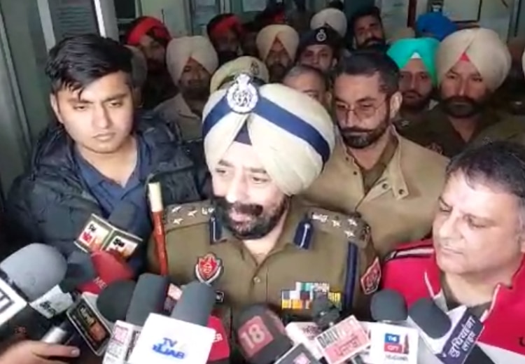 Punjab: पुलिस एनकाउंटर में दबोचा गया कत्ल-धोखाधड़ी और लूट का आरोपी, पैर में गोली लगने के बाद चल रहा इलाज