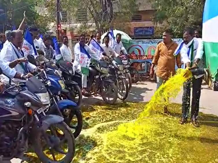 Kurnool Pattikonda ysrcp leaders clean road with turmeric water after Chandrababu Tour DNN Ysrcp Protest : పత్తికొండ రోడ్లపై పసుపు నీళ్లు, శుద్ధి పేరుతో వైసీపీ వినూత్న నిరసన