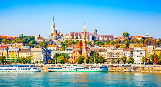 हंगेरी ( Hungary ) : 1 रुपया = 4 हंगेरी फोरिंट  उत्तम वास्तुकला आणि निसर्ग सौंदर्यासाठी प्रसिद्ध असलेल्या हंगेरीच्या चलनाचं नाव हंगेरियन फॉरिंट आहे. येथे भारताचा 1 रुपया हा 4 हंगेरियन फॉरिंट इतका आहे.