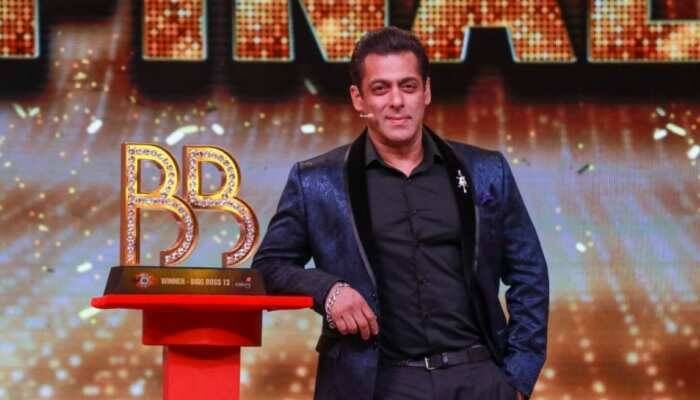 सलमान खान (Salman Khan) का शो बिग बॉस 16 (Bigg boss 16) लगातार सुर्खियों में बना हुआ है.शो के सभी कंटेस्टेंट आए दिन सोशल और मीडिया पर ट्रेंड कर रहे हैं. इसके अलावा बिग बॉस के घर में सलमान खान के साथ शुक्रवार और शनिवार का वार के भी सभी एपिसोड काफी धमाकेदार रहे हैं. अब शो के वाइल्ड कार्ड एंट्री को लेकर कई नाम सामने आ रहे हैं.