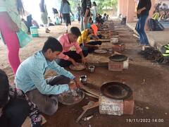 In pics: मुलांनी भाकरी थापल्या तर मुलींनी इलेक्ट्रिक वस्तू दुरुस्त केल्या; अनोखी स्पर्धा नेमकी काय?