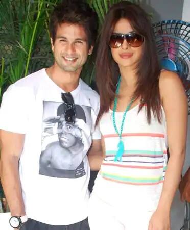 પ્રિયંકા ચોપરા-શાહિદ કપૂર : બોલિવૂડની દેશી ગર્લ પ્રિયંકા ચોપરા એક સમયે શાહિદ કપૂર સાથે રિલેશનશિપમાં હતી. બંને એક જ બિલ્ડિંગમાં પણ રહેતા હતા પરંતુ તેમના લિવ-ઈનનું રહસ્ય ત્યારે સામે આવ્યું જ્યારે ITના દરોડા દરમિયાન અભિનેતા પ્રિયંકાના ઘરે મળી આવ્યો. પણ આ સંબંધ પણ અધુરો જ રહ્યો. અંતે બંનેનું બ્રેકઅપ થઈ ગયું.