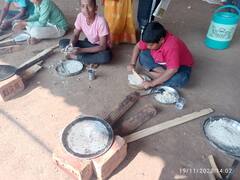 In pics: मुलांनी भाकरी थापल्या तर मुलींनी इलेक्ट्रिक वस्तू दुरुस्त केल्या; अनोखी स्पर्धा नेमकी काय?