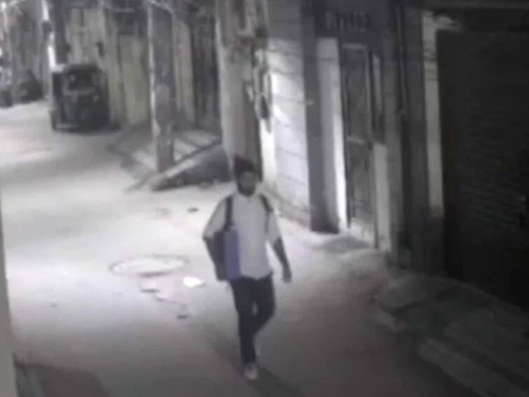 delhi murder case CCTV footage shows Aaftab walking with bag outside his home police suspects Delhi Murder Case: டெல்லி கொலை வழக்கு : வெளியான அதிர்ச்சி சிசிடிவி... பையுடன் நடந்து செல்வது யார்?